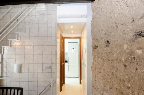 The Wall of the Alcázar Palace - image 10