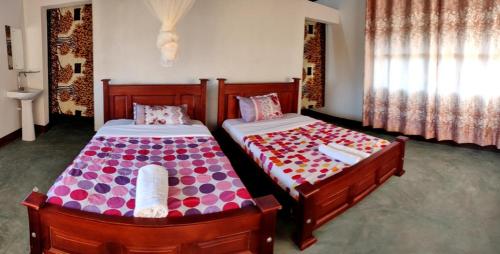 Tangi Safari Lodge in Paraa