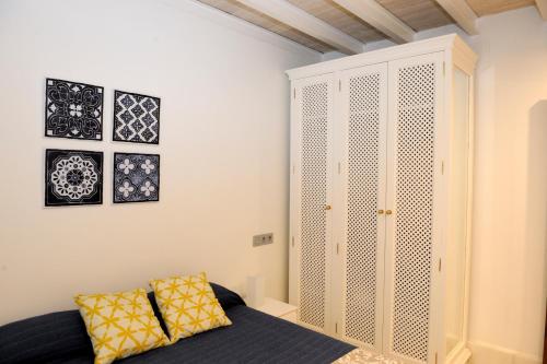 The Wall of the Alcázar Palace - image 2