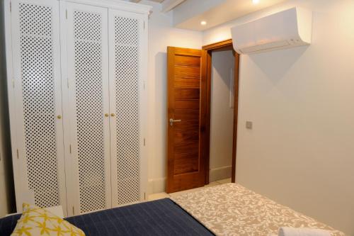 The Wall of the Alcázar Palace - image 8