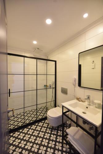 Deluxe Suite with Sea View image 10