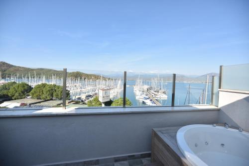 Deluxe Suite with Sea View image 3
