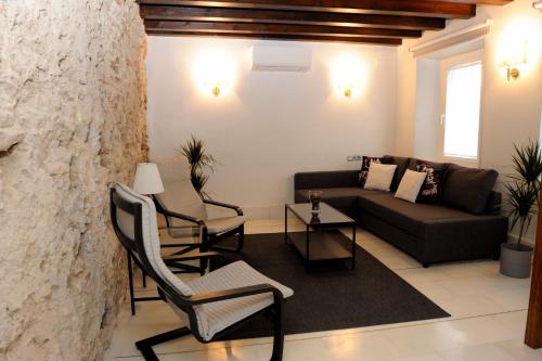 The Wall of the Alcázar Palace - image 4