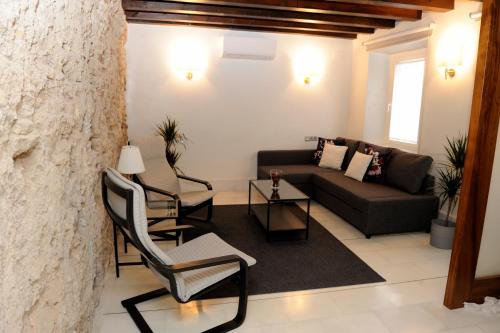 The Wall of the Alcázar Palace - main image