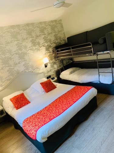 1 queen bed, 1 twin bed