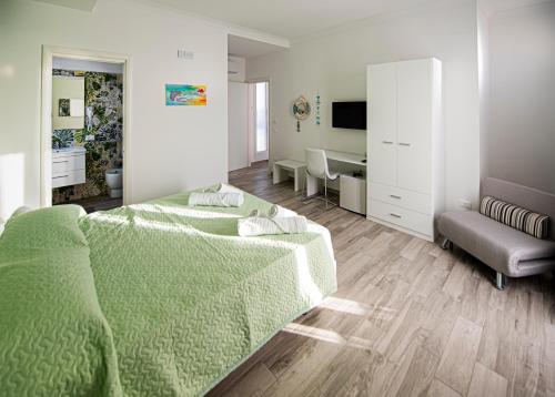 1 queen bed, 1 twin bed