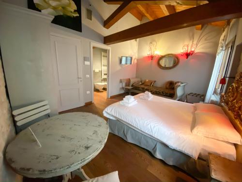 Rosso Charm B&B – Venice, GA