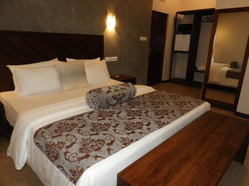 Sapphire Seas Beachfront Hotel – Hikkaduwa, CO