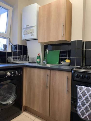 Cosy 4 Bedroom Flat In Kennington, , London