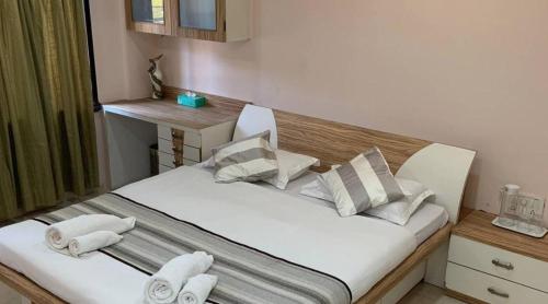 Room in Apartment - Luxury Stay Close To Worli Sea Face