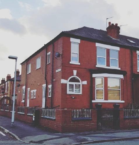 Beautiful 4 bedroom Victorian Apartment Sleeps 7 STOCKPORT, Manchester (photo 10)