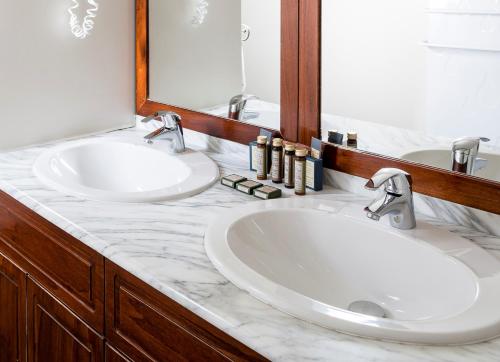 Suite (2 Adults + 2 Children)