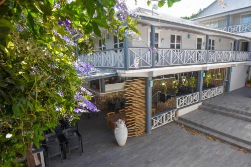 כניסה, The Moxy in אינגליש הארבור