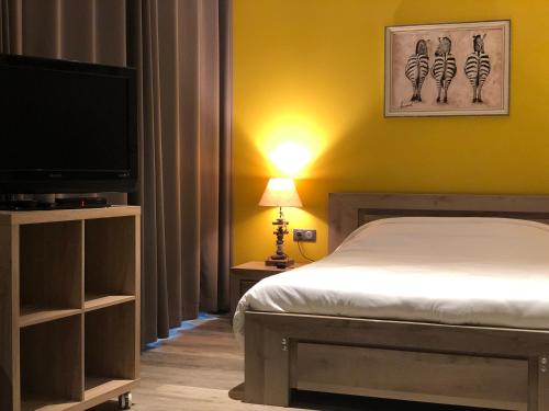 1 king bed, 1 twin bed