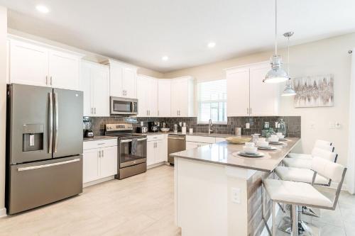 Beautiful New 6 bedroom Home - image 6
