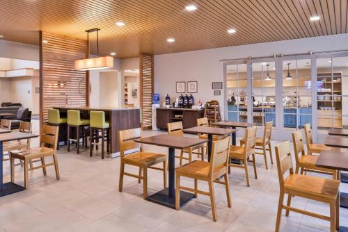 Country Inn & Suites by Radisson, Ft Atkinson, WI