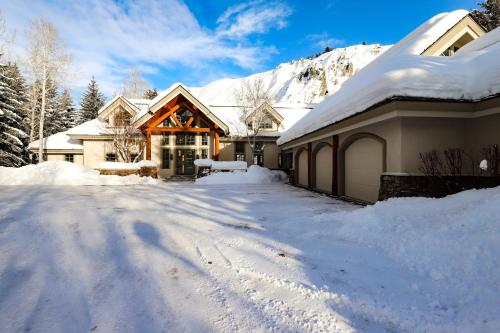 Lane Ranch Mountain Retreat - image 4
