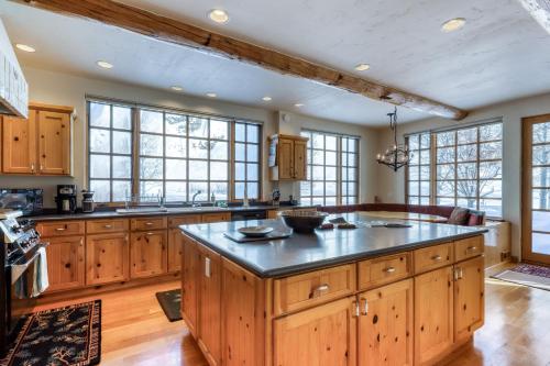Lane Ranch Mountain Retreat - image 5