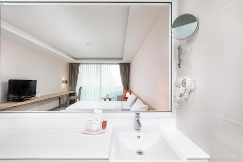 room detail thumbnail 2