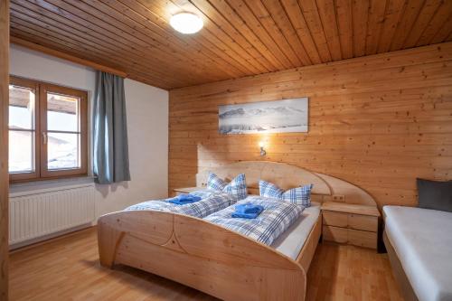 3 queen beds, 2 sofa beds