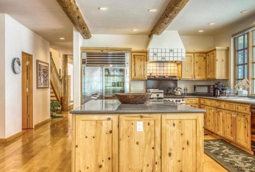 Lane Ranch Mountain Retreat - image 6