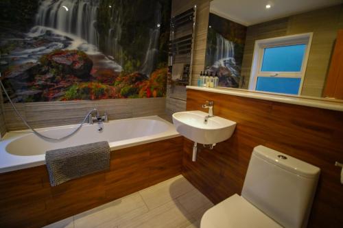Bathroom, Waterfall Lodge in Pontneddfechan