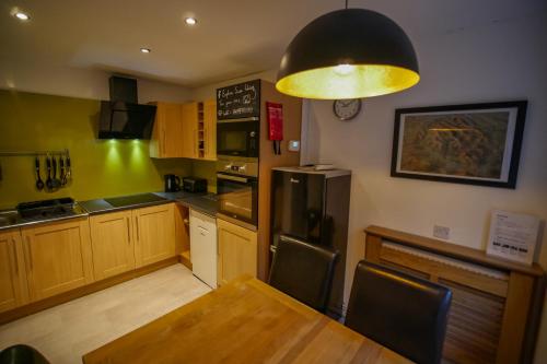 Kitchen, Waterfall Lodge in Pontneddfechan