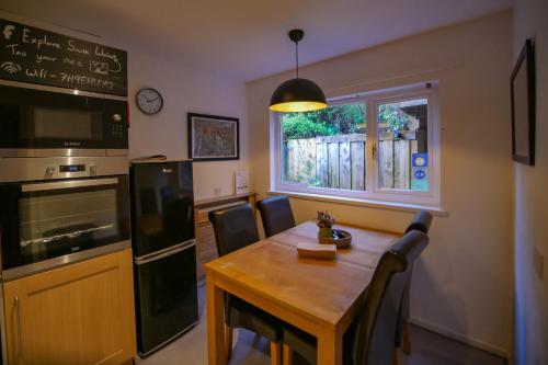 Kitchen, Waterfall Lodge in Pontneddfechan