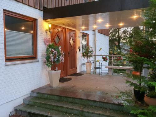 Apartment bei Hamburg bis 10 Personen mit Terasse und Gartennutzung.