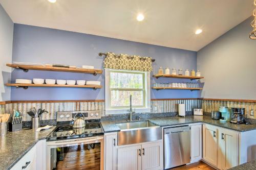 Hiawassee Home with Views Less Than 1 Mi to Lake Chatuge in Hiawassee, USA