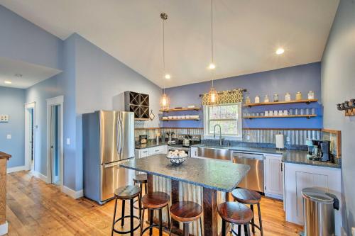 Hiawassee Home with Views Less Than 1 Mi to Lake Chatuge in Hiawassee, USA