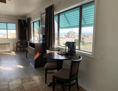 Sea Horse Inn and Cottages - image 7