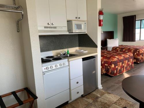 Sea Horse Inn and Cottages - image 8