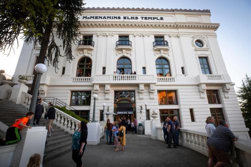 McMenamins Elks Temple - 숙소 외관