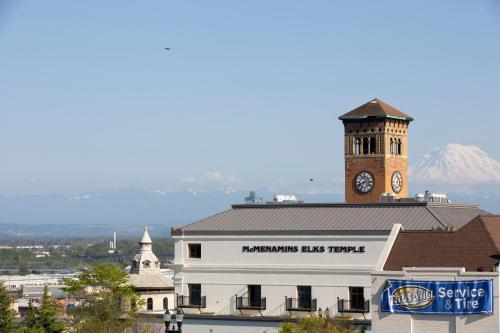McMenamins Elks Temple - 주변 환경