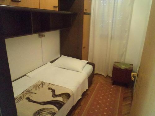 Apartments with a parking space Lopar, Rab - 17436