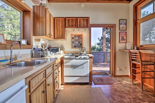 Romantic Ridgetop Escape with Hot Tub Near Mendocino - image 14
