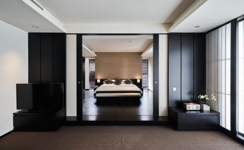 1 king bed, 1 sofa bed