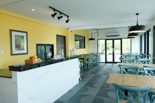 Restaurant, Port Canary Hotel near Suvarnabhumi Outdoor Market