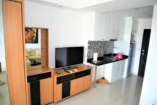 Pattaya Plaza Condotel large studio apartment Sukhumvit - image 5