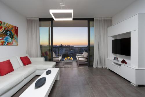 Florentine 2BR with Sea View by HolyGuest - image 5