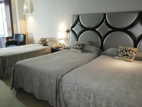 3 twin beds