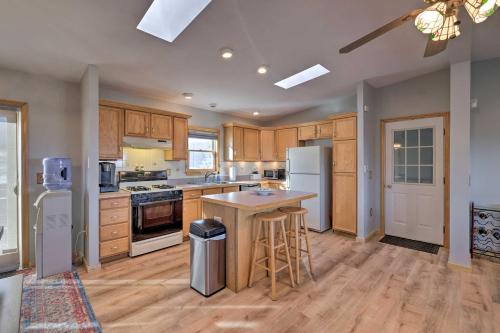 Catskills Mtn Retreat with Panoramic View and Fire Pit in Cornwallville, USA