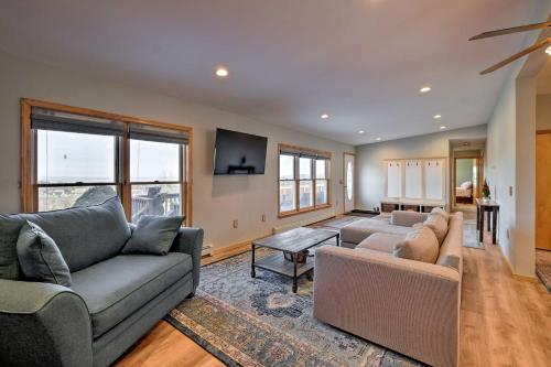 Catskills Mtn Retreat with Panoramic View and Fire Pit in Cornwallville, USA