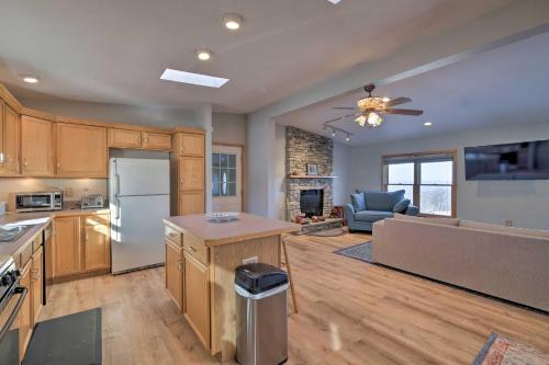 Catskills Mtn Retreat with Panoramic View and Fire Pit in Cornwallville, USA