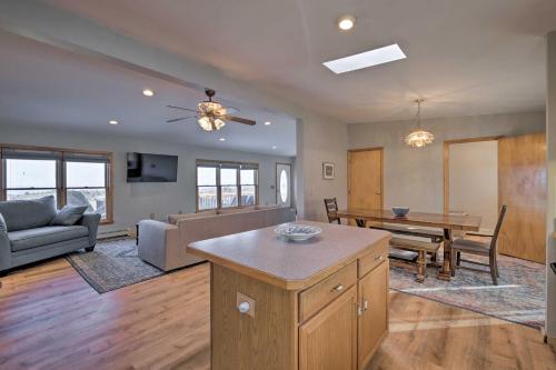 Catskills Mtn Retreat with Panoramic View and Fire Pit in Cornwallville, USA