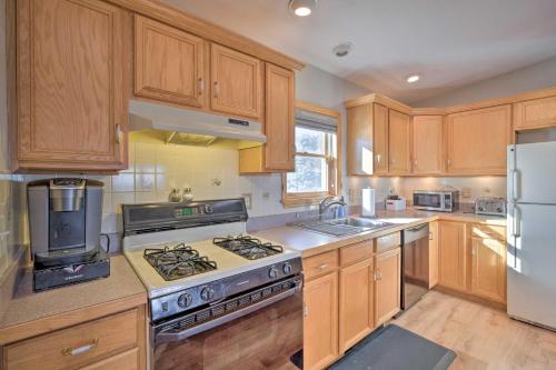 Catskills Mtn Retreat with Panoramic View and Fire Pit in Cornwallville, USA