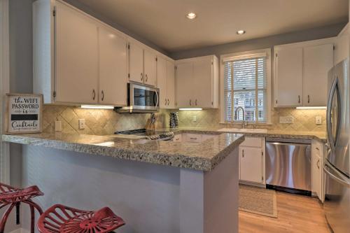 Home Overlooking Lake Oconee with Resort Amenities! - image 9