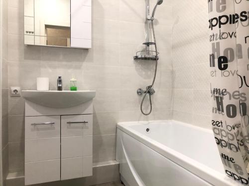 One Bedroom Apartment light colored - Евро-двухкомнатная квартира, 4 спальных места, RentHouse