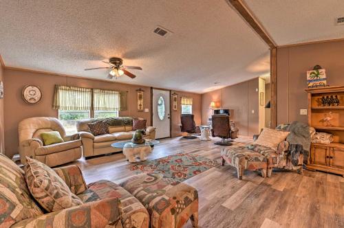 Fire Pit, 13 Mi to Silver Springs SP Quiet Escape in Ocklawaha